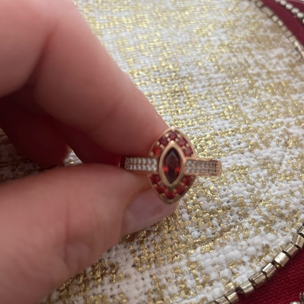 Gold garnet ring - Picture 2 of 3